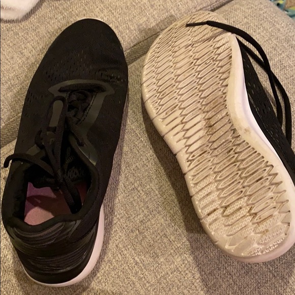 Gently used sneakers - Picture 2 of 2